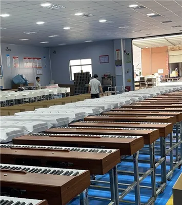 एक चाचा सब्जियाँ बेचते समय इलेक्ट्रिक पियानो बजाते हैं।